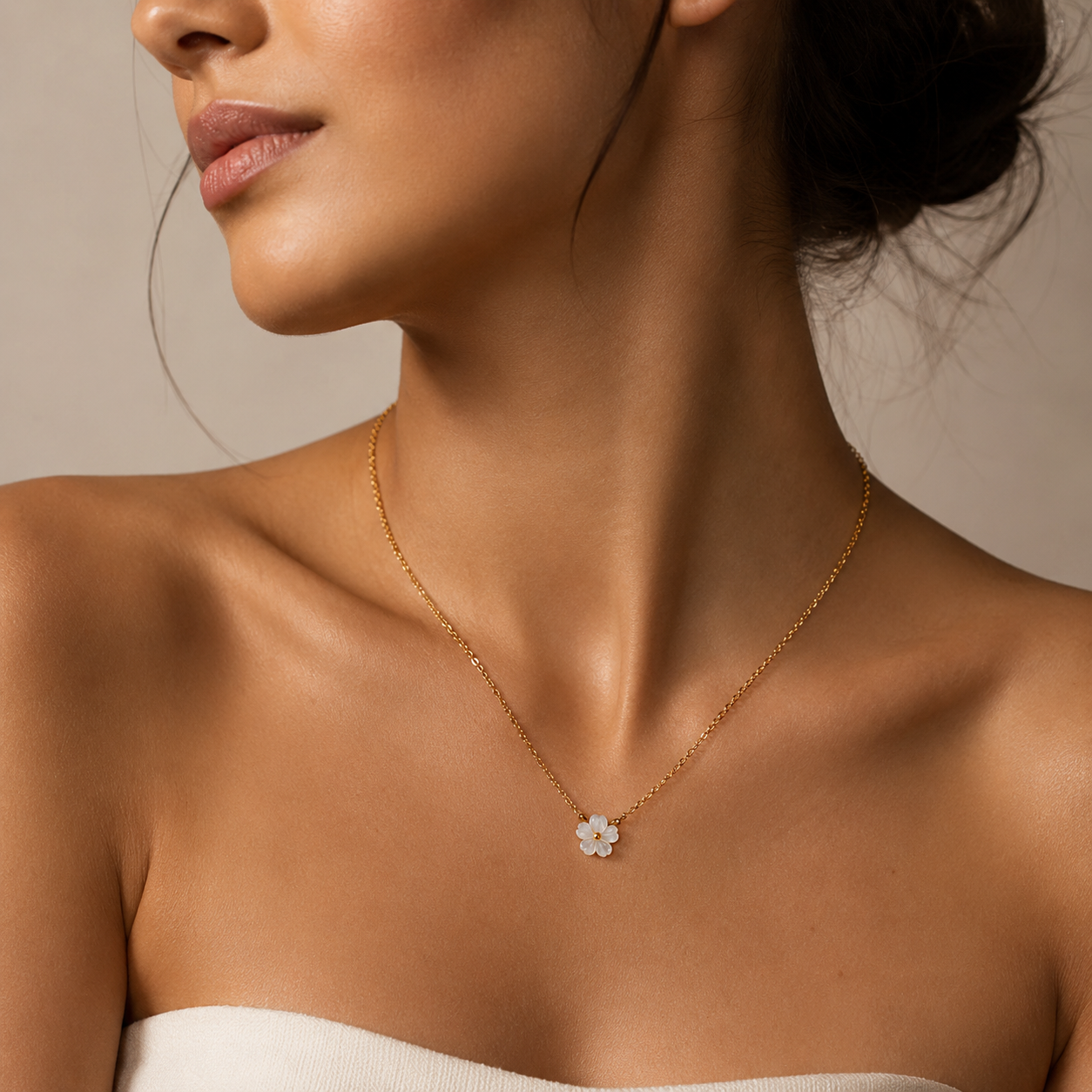Collar bañado en oro con colgante de margarita