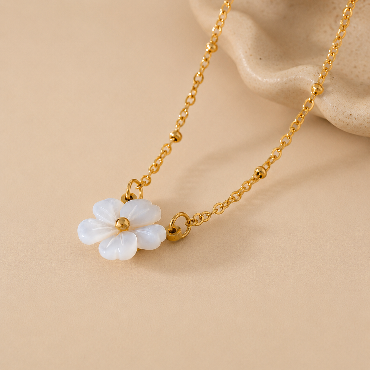 Collar bañado en oro con colgante de margarita