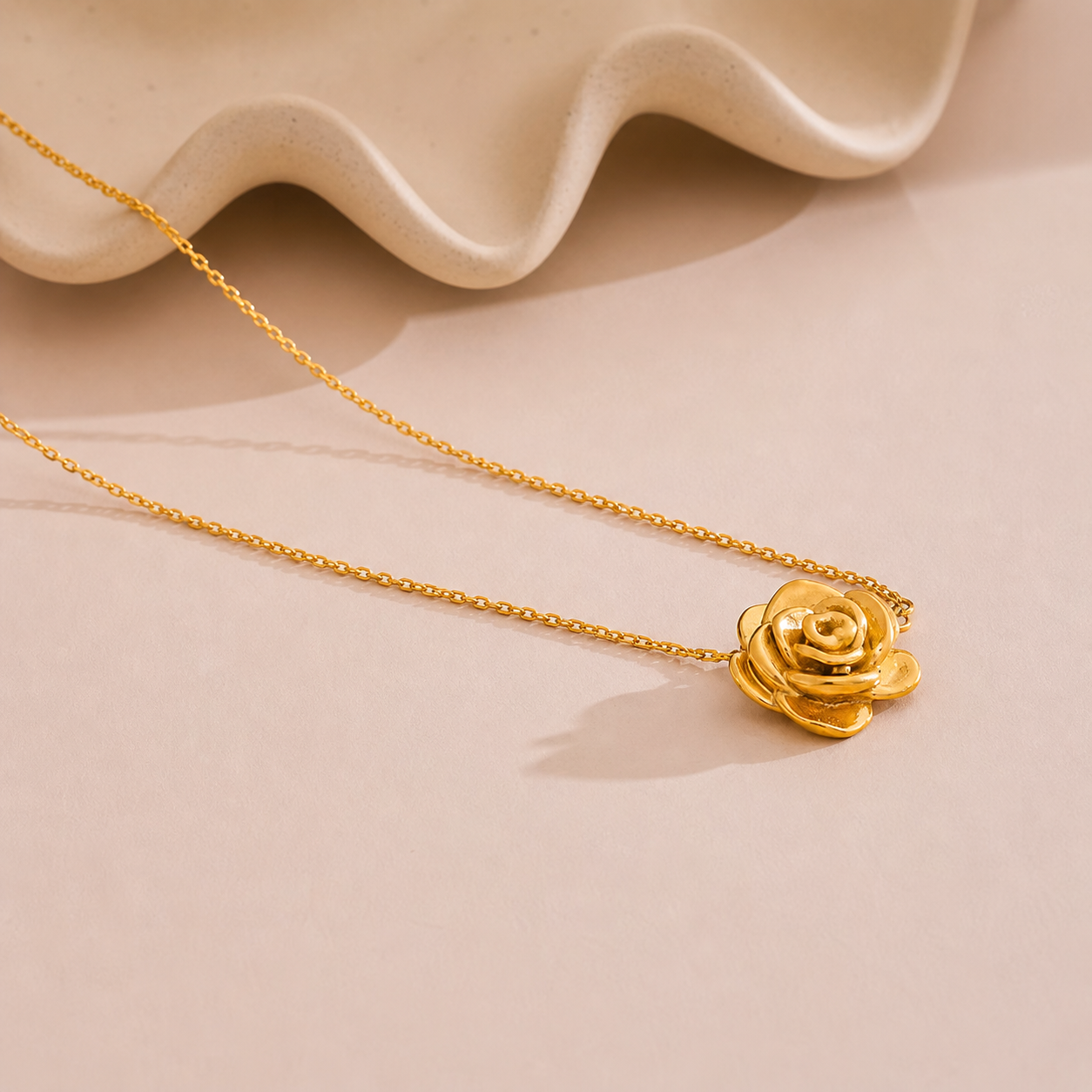 Collar de rosa bañado en oro
