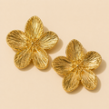Pendientes en forma de flor bañado en oro