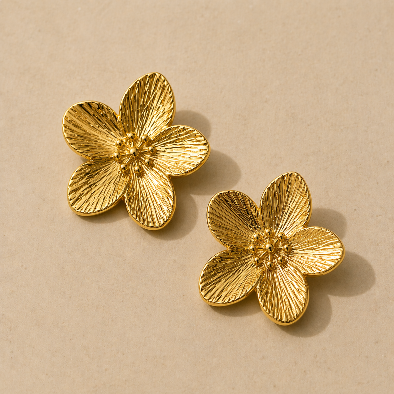 Pendientes en forma de flor bañado en oro