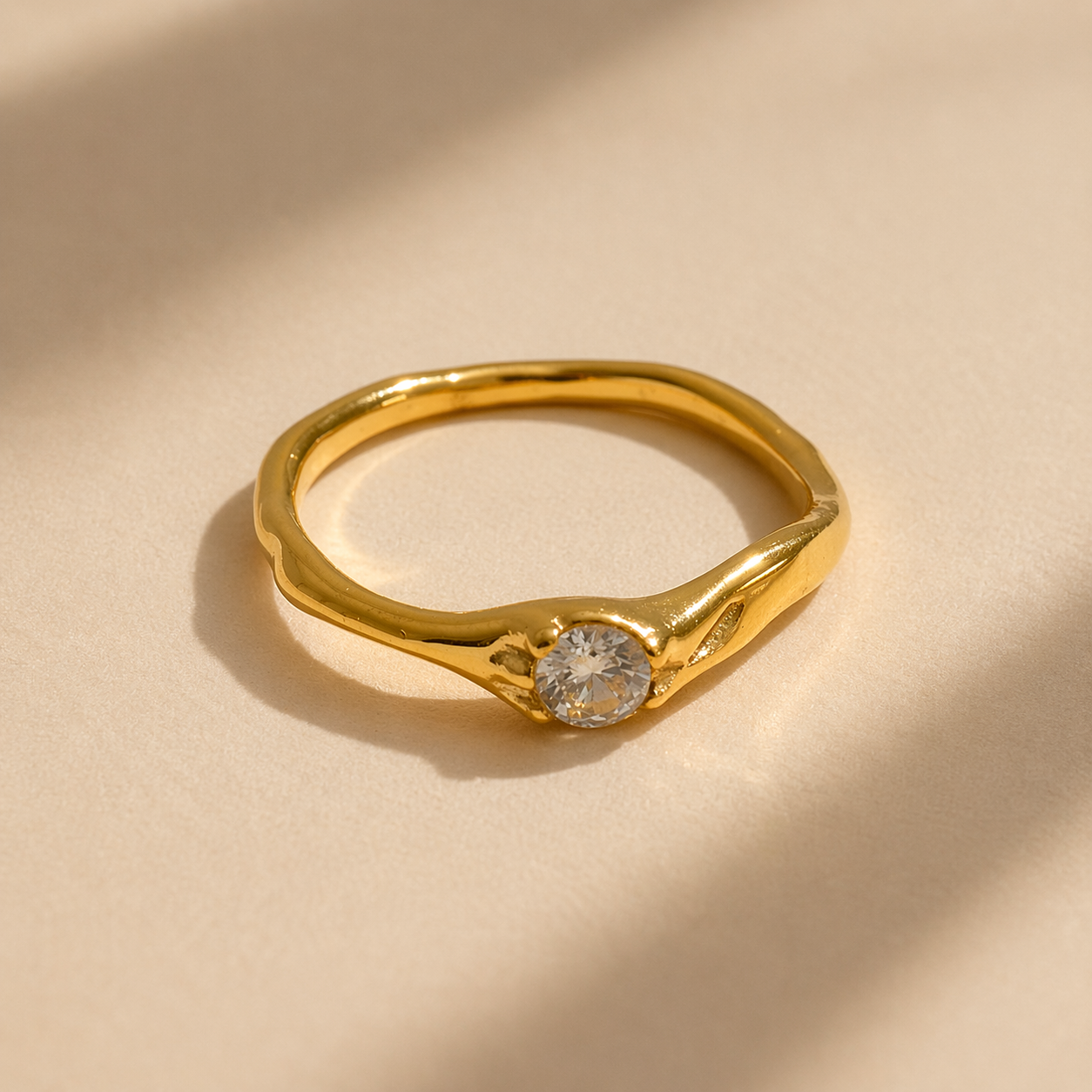 Anillo asimétrico bañado en oro con incrustación de zircón