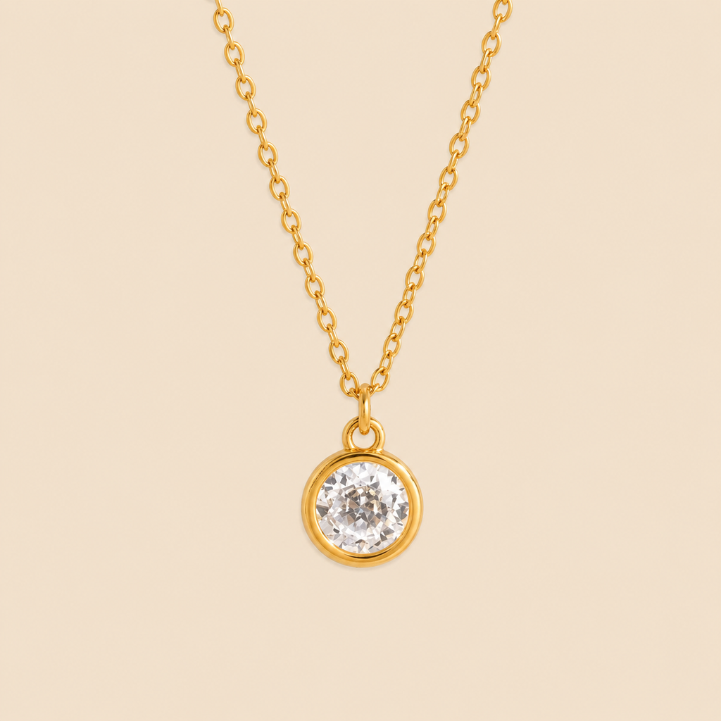 Collar bañado en oro con colgante circular de zirconita