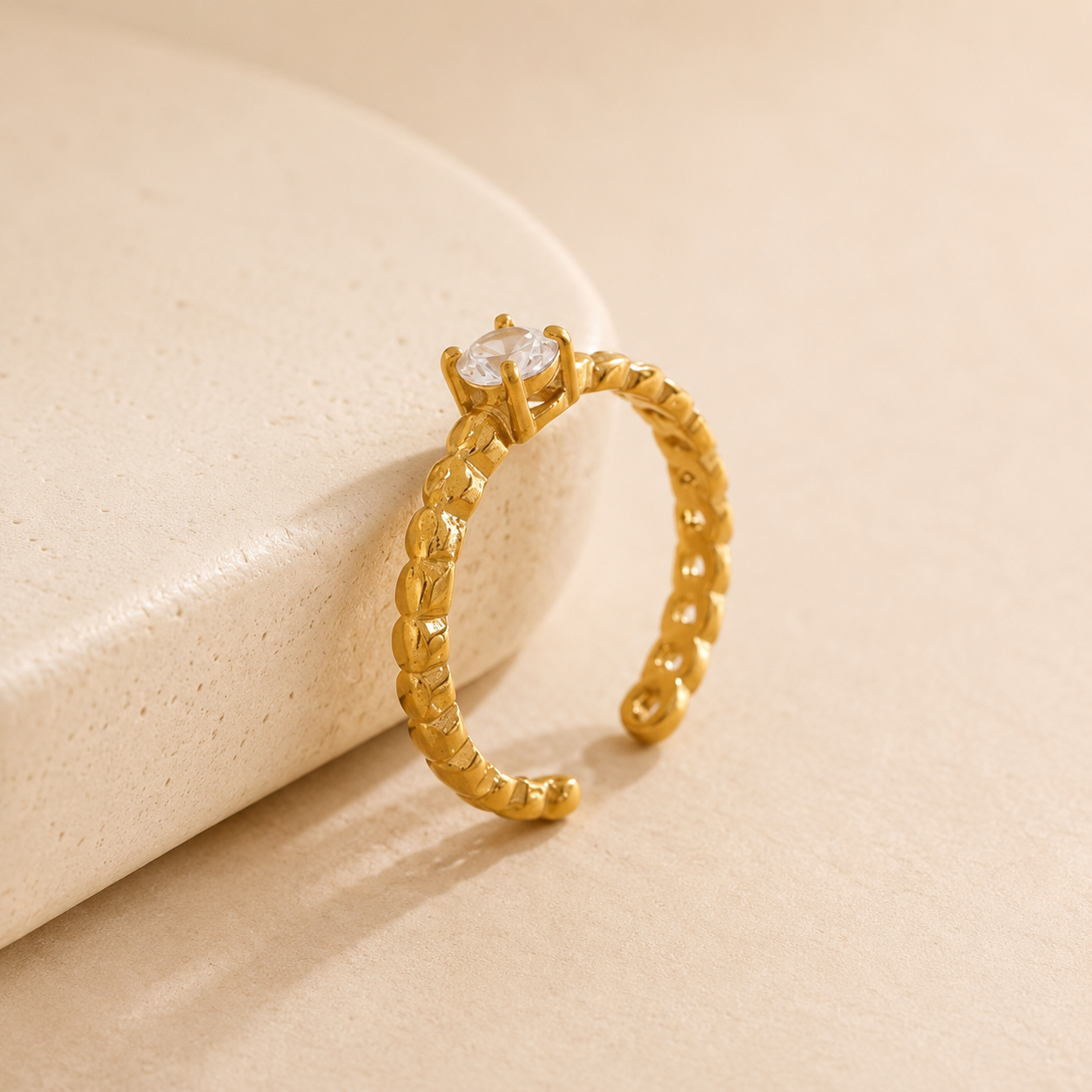 Anillo de cadena bañado en oro con incrustación de zircón (ajustable)