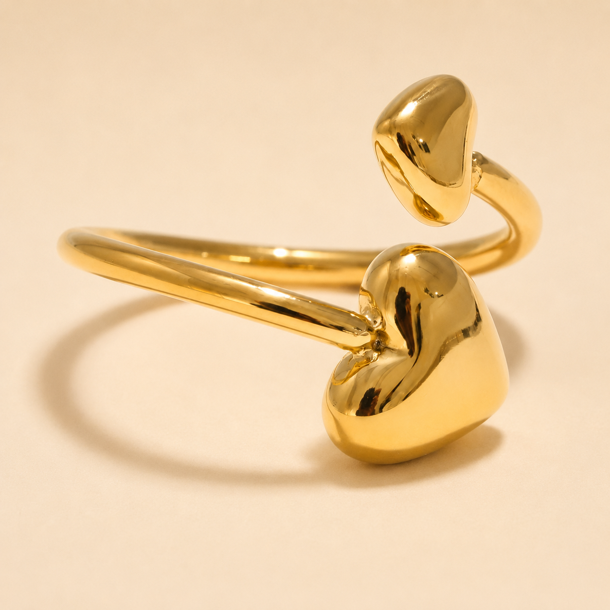 Anillo bañado en oro regulable con forma de  corazón