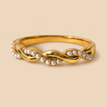 Anillo de diseño entrelazado bañado en oro con perlas incrustadas