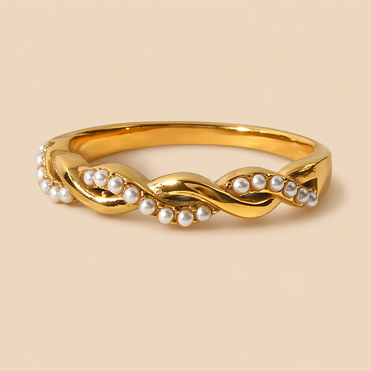 Anillo de diseño entrelazado bañado en oro con perlas incrustadas
