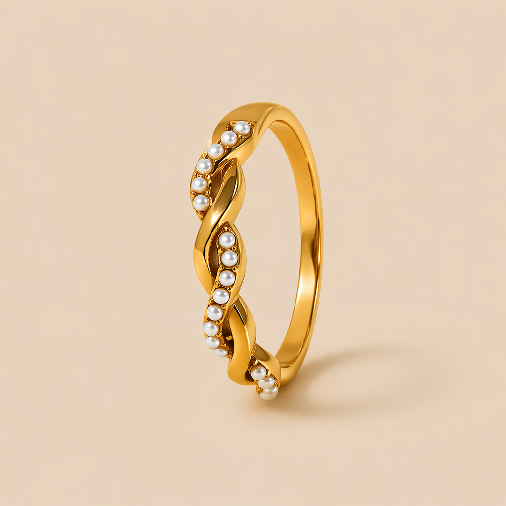 Anillo de diseño entrelazado bañado en oro con perlas incrustadas