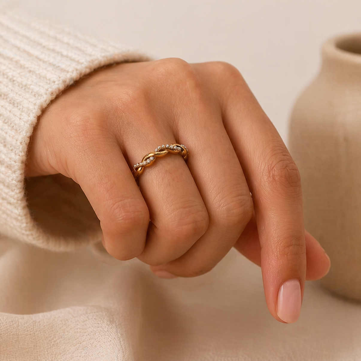 Anillo de diseño entrelazado bañado en oro con perlas incrustadas