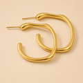 Pendientes minimalistas en forma de C bañados en oro