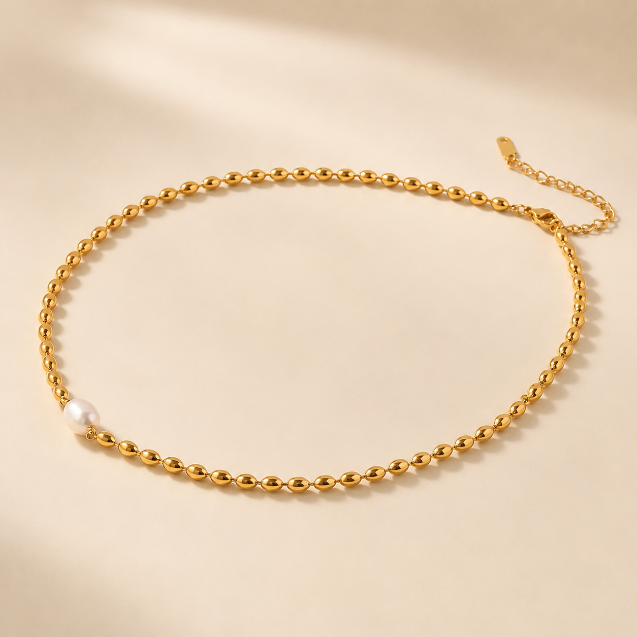 Collar dentado bañado en oro con perla
