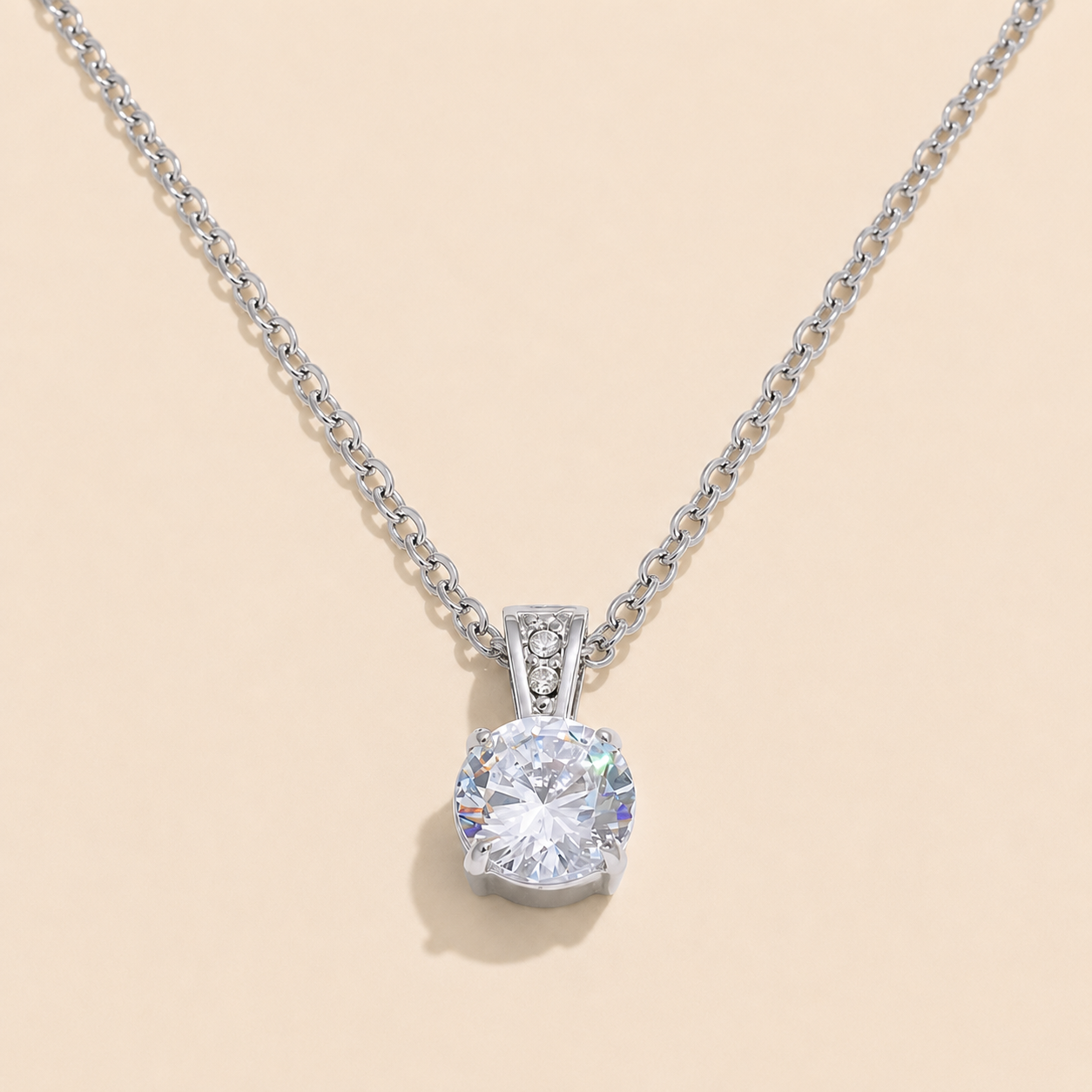 Collar bañado en oro con colgante de Zircón cúbico