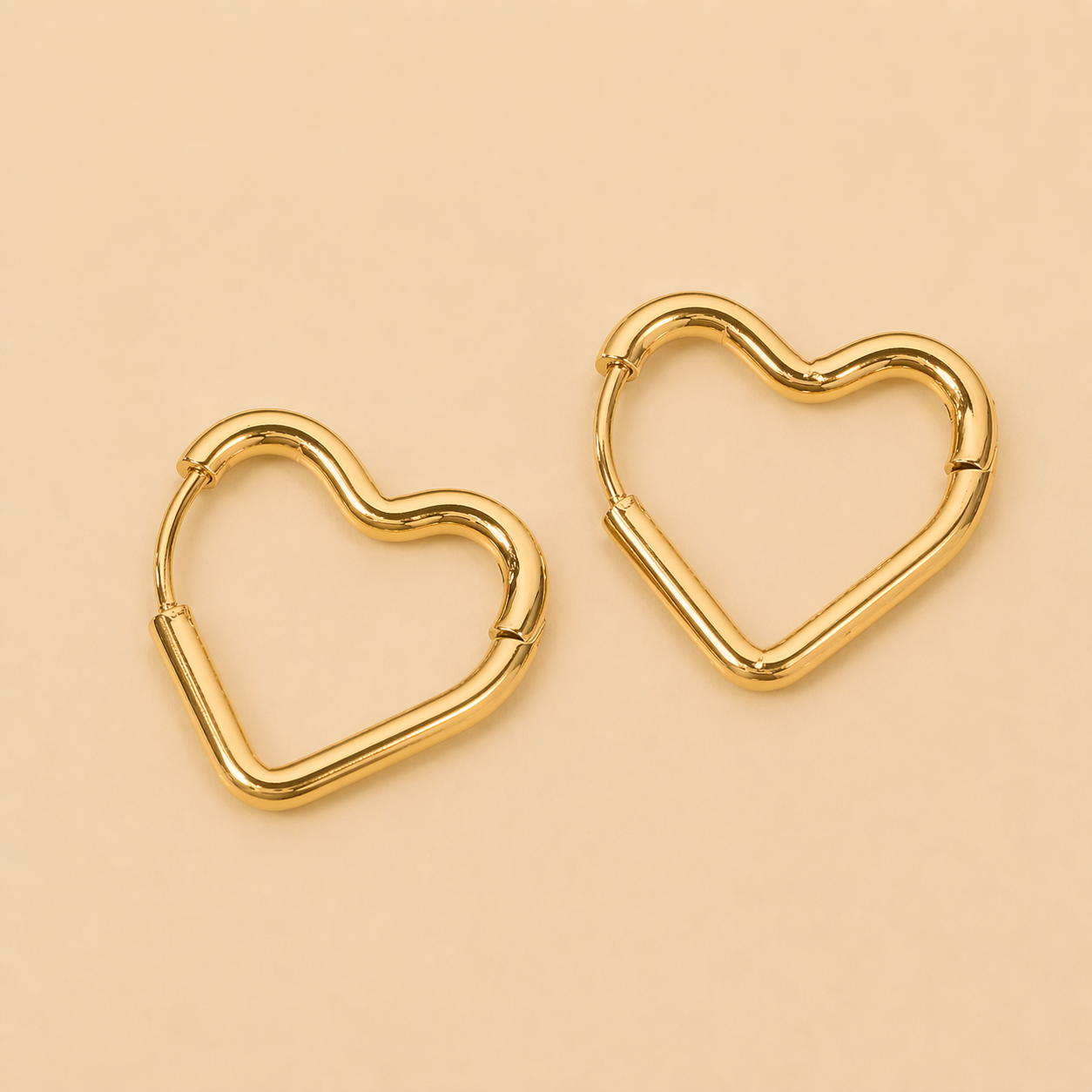 Pendientes bañados en oro con diseño de corazón
