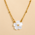 Collar bañado en oro con colgante de margarita