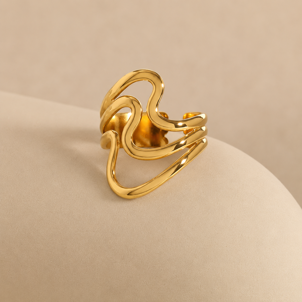 Anillo geométrico abierto bañado en oro ajustable