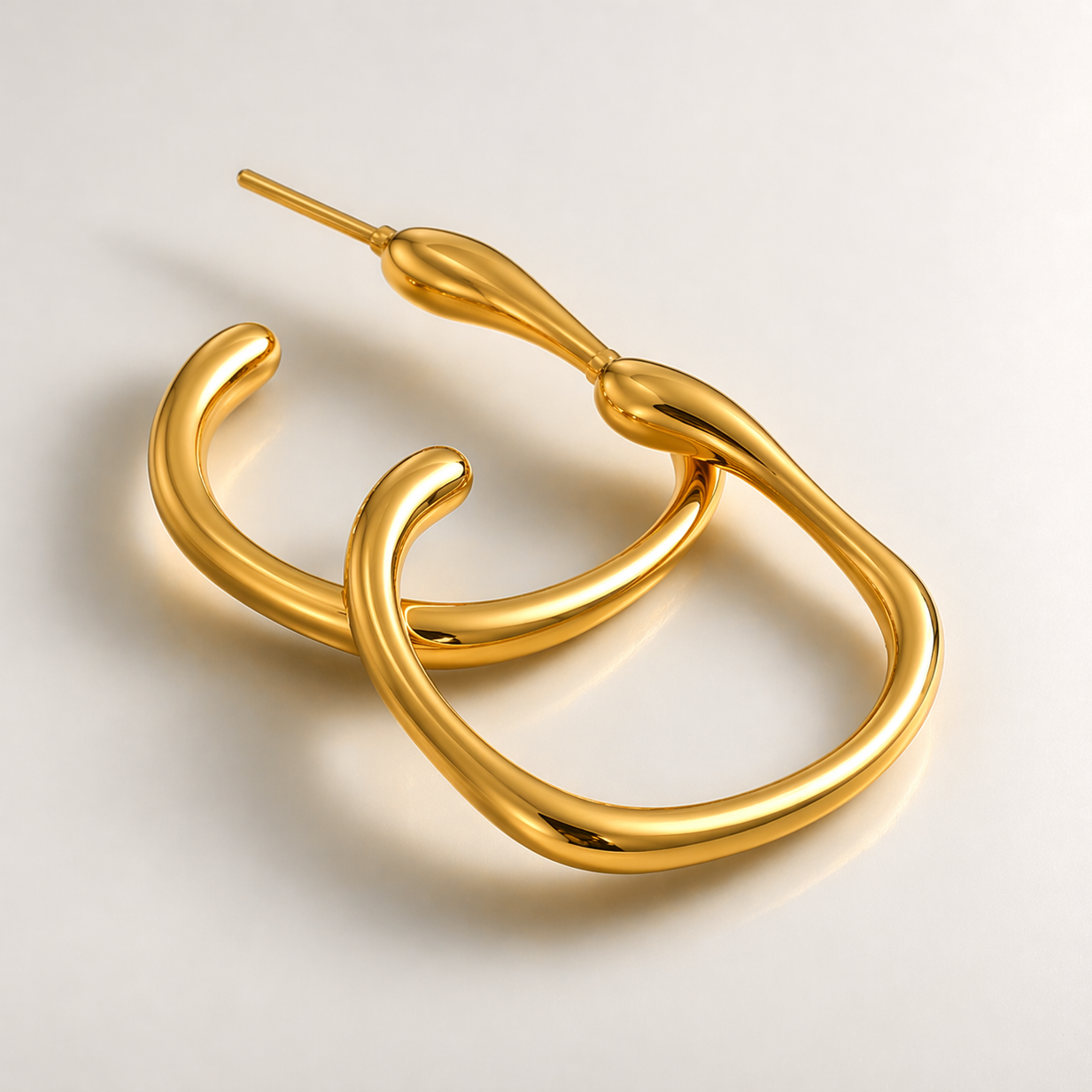 Pendientes minimalistas en forma de C bañados en oro