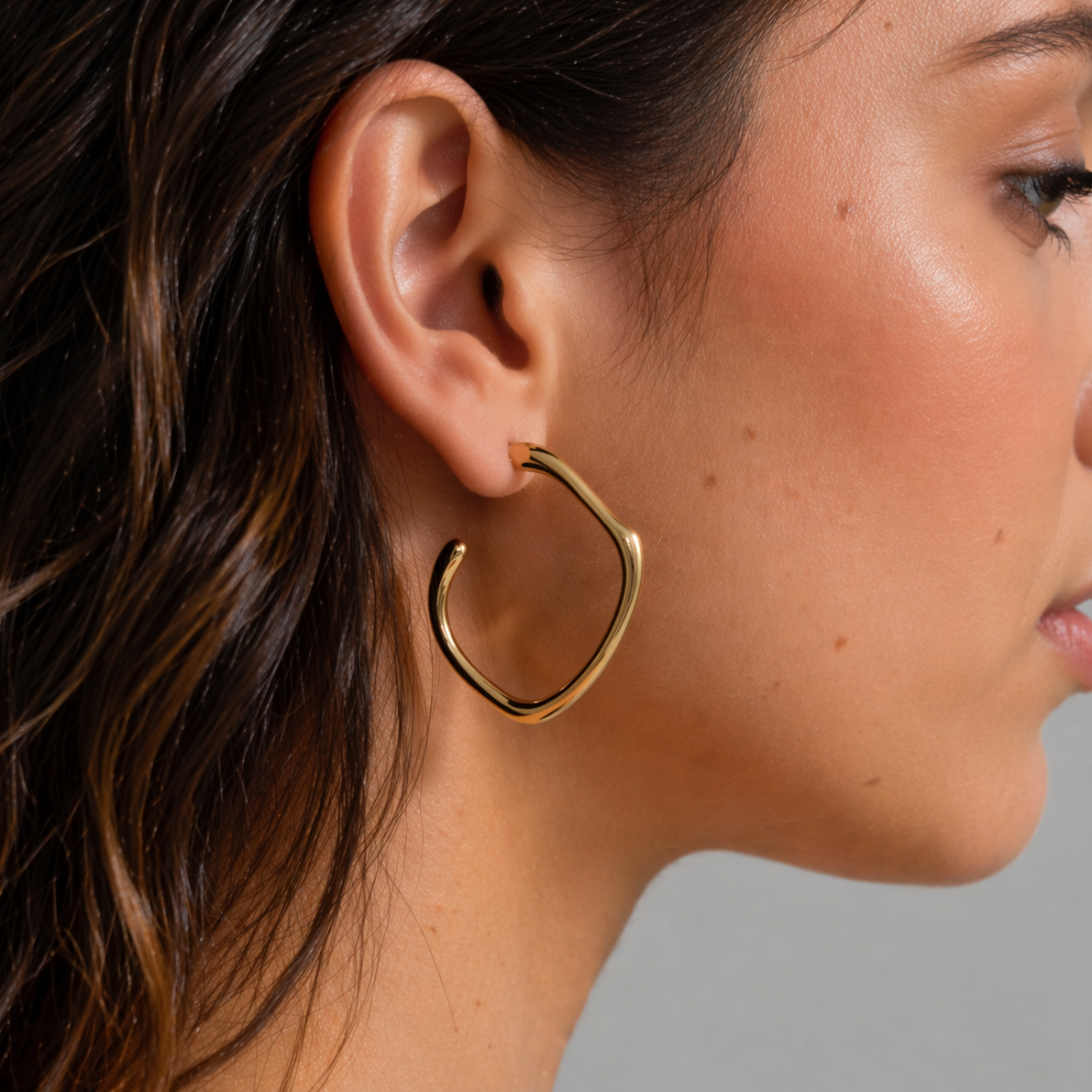 Pendientes minimalistas en forma de C bañados en oro