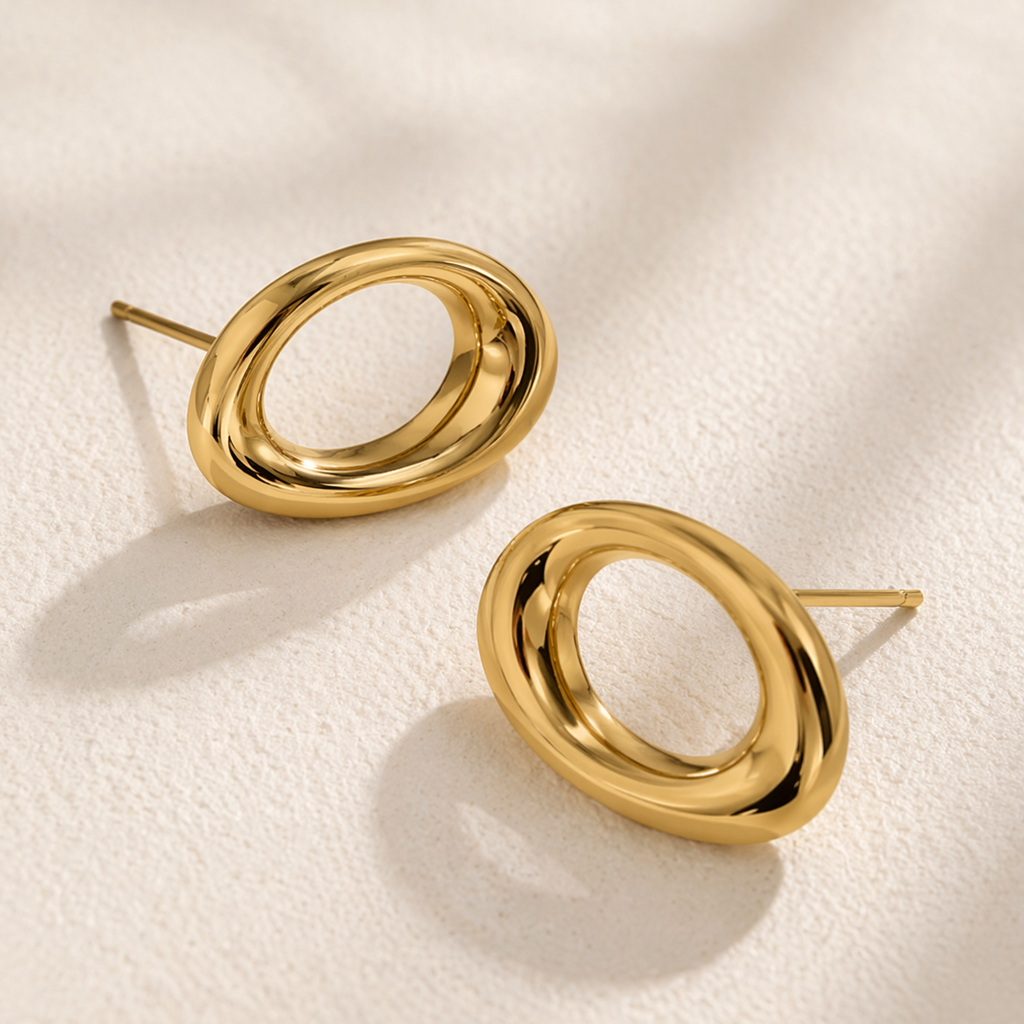 Finos pendientes minimalistas redondos bañados en oro