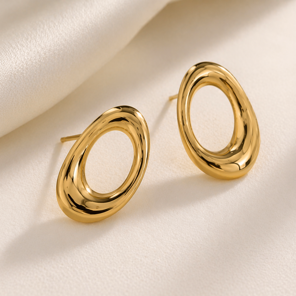 Finos pendientes minimalistas redondos bañados en oro