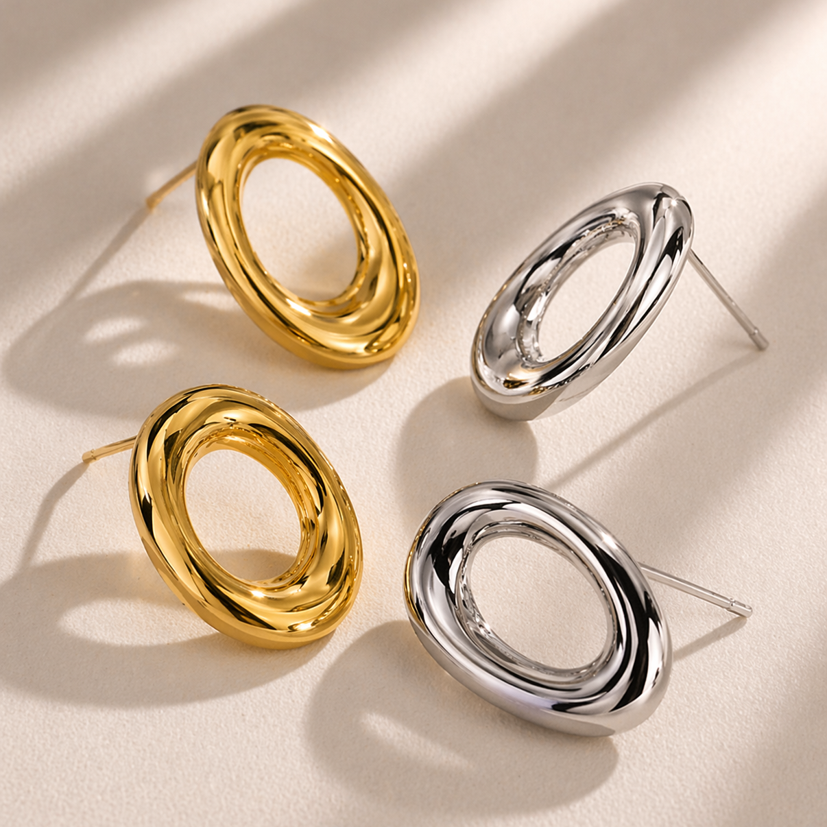 Finos pendientes minimalistas redondos bañados en oro