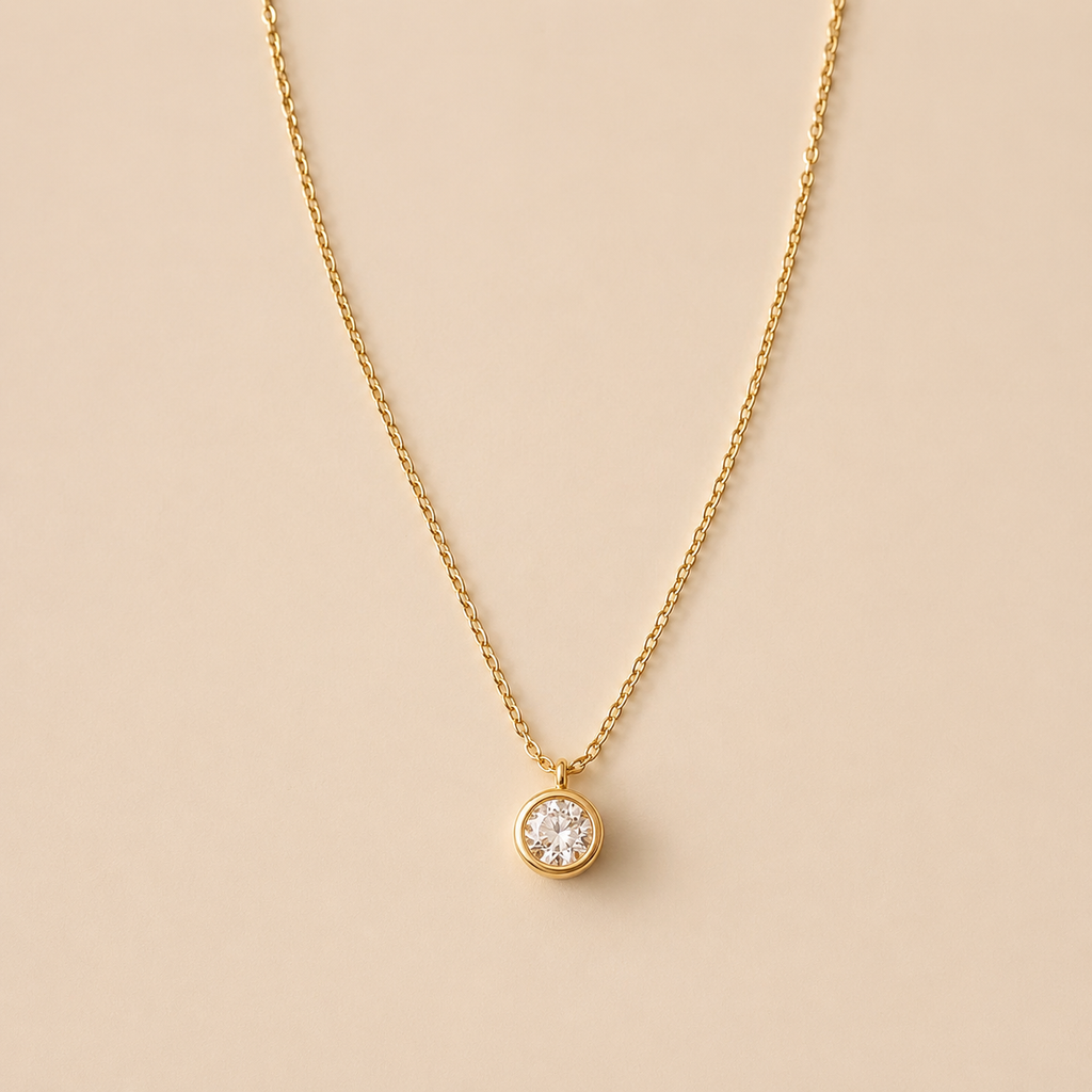 Collar bañado en oro con colgante circular de zirconita