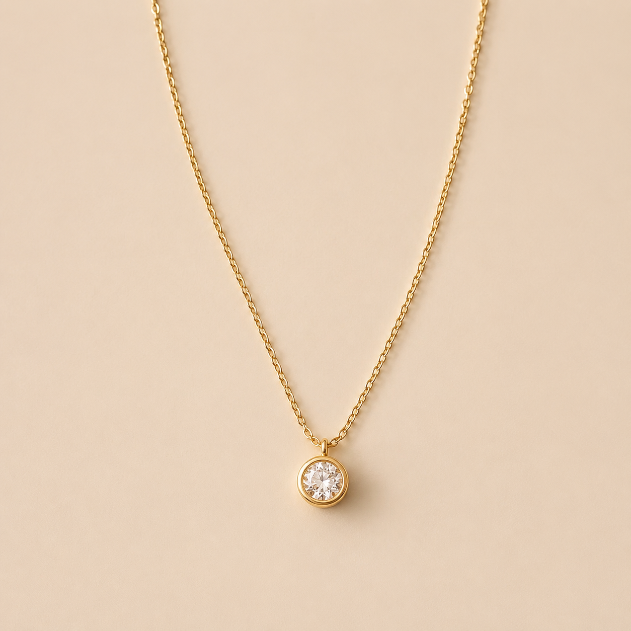 Collar bañado en oro con colgante circular de zirconita