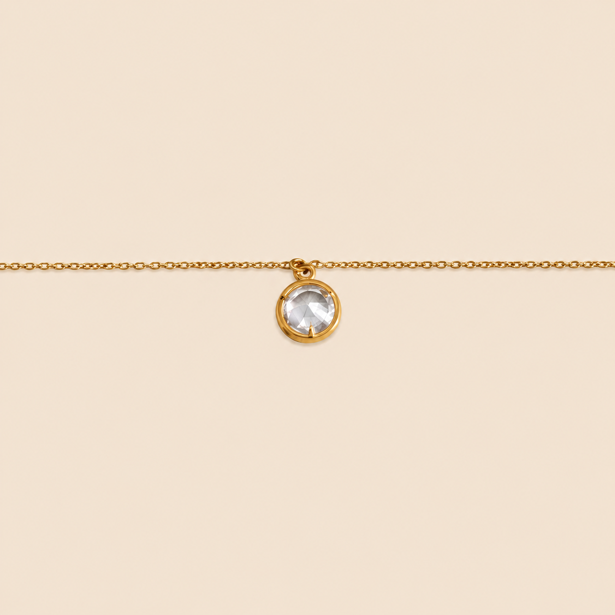Collar bañado en oro con colgante circular de zirconita