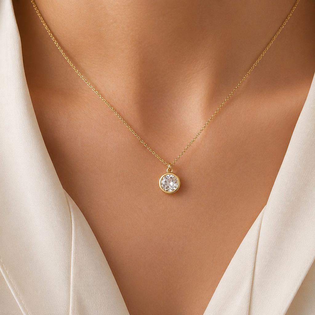 Collar bañado en oro con colgante circular de zirconita