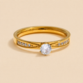 Anillo bañado en oro con zircón y pequeñas incrustaciones de zirconita