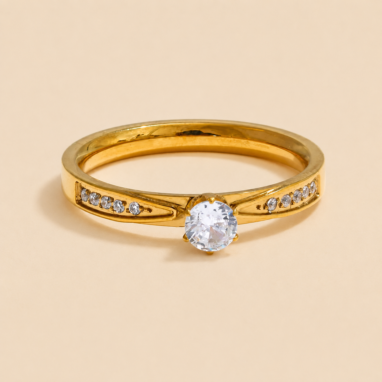 Anillo bañado en oro con zircón y pequeñas incrustaciones de zirconita