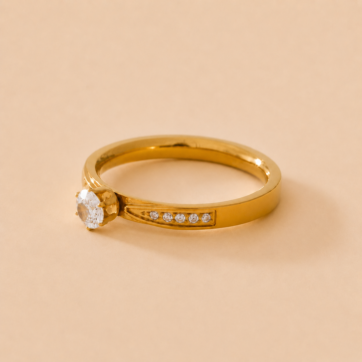 Anillo bañado en oro con zircón y pequeñas incrustaciones de zirconita