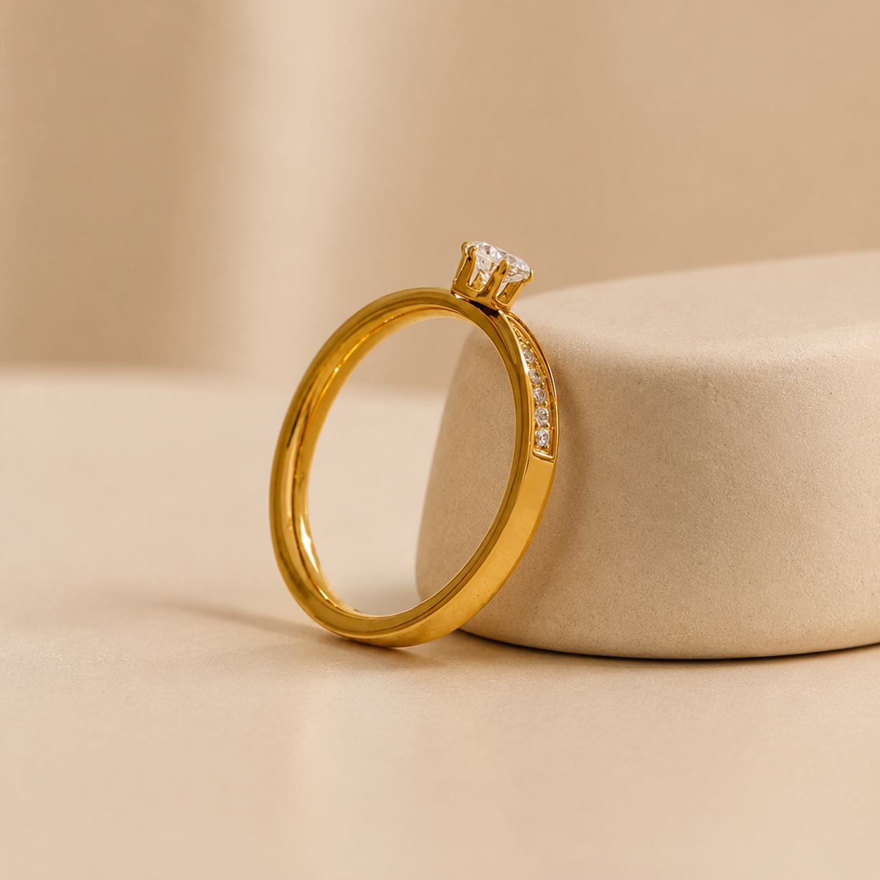 Anillo bañado en oro con zircón y pequeñas incrustaciones de zirconita