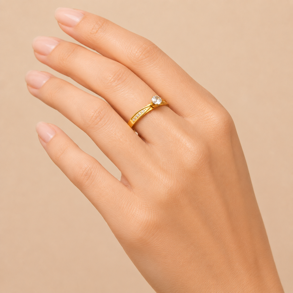 Anillo bañado en oro con zircón y pequeñas incrustaciones de zirconita