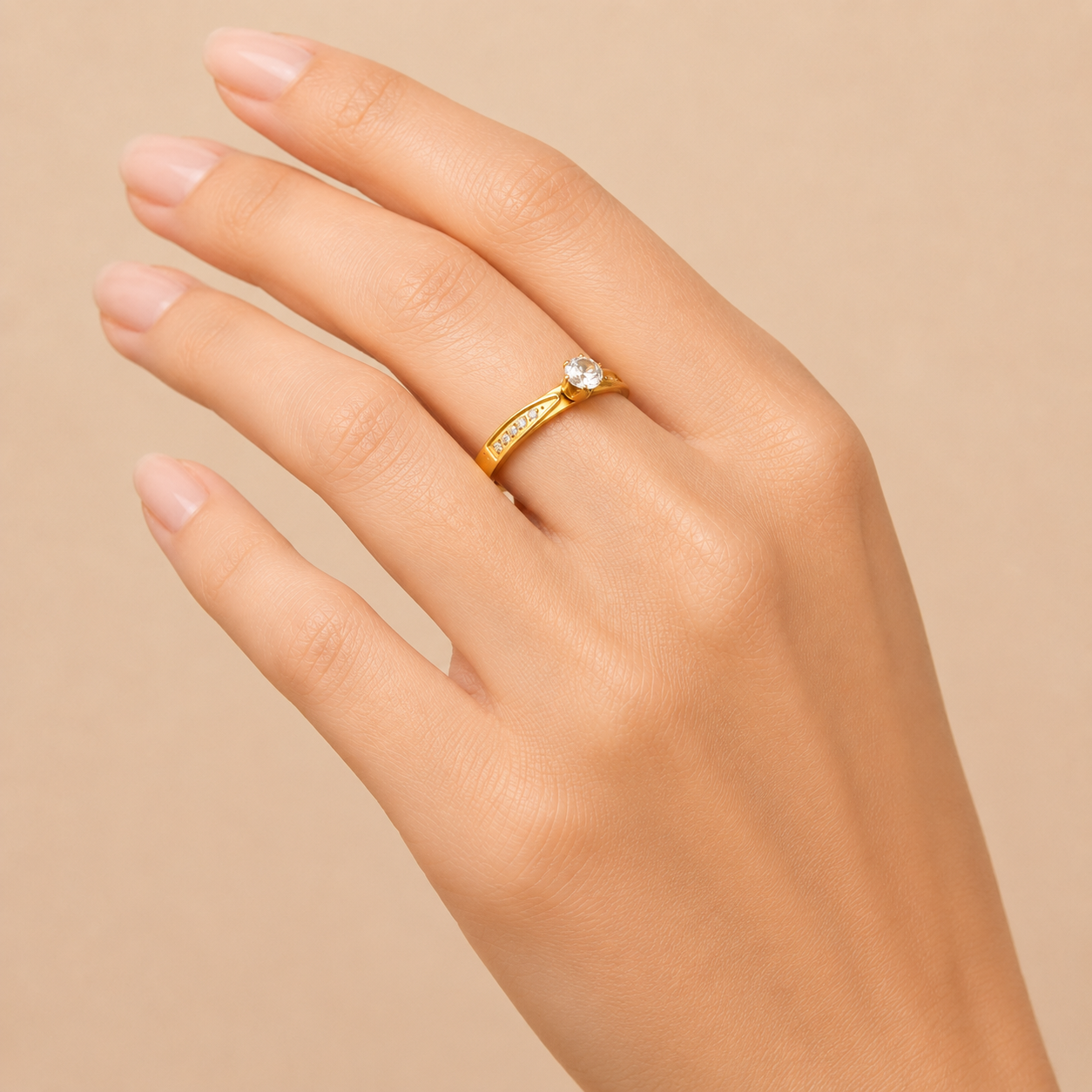 Anillo bañado en oro con zircón y pequeñas incrustaciones de zirconita