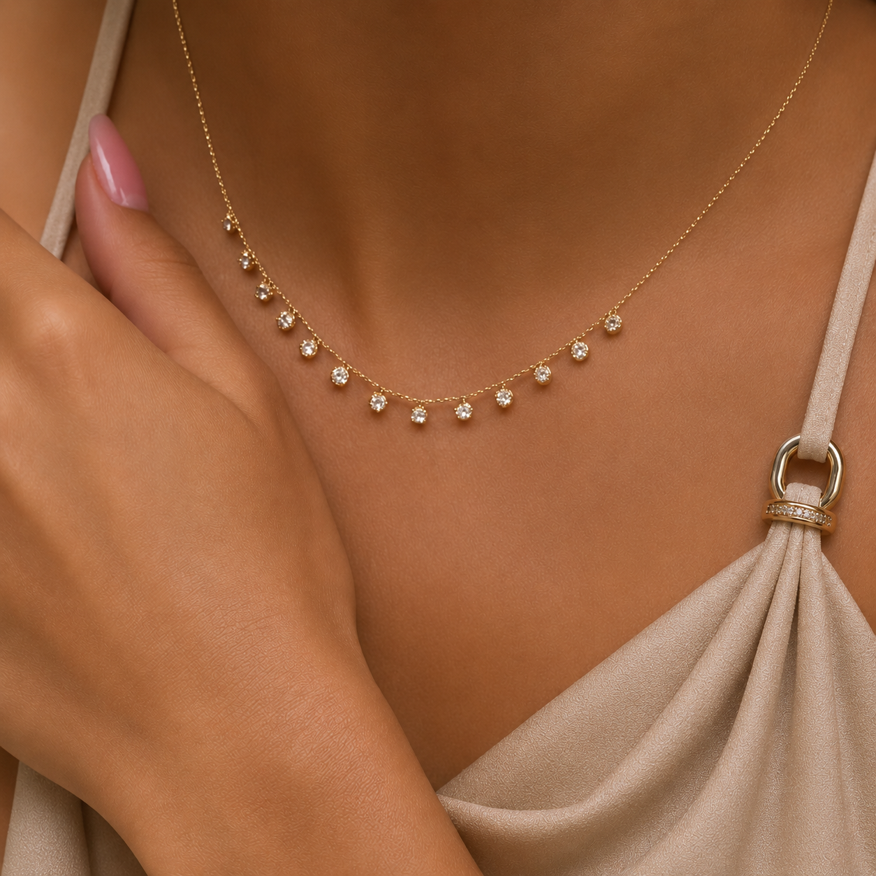 Collar con colgantes de zirconitas bañado en oro