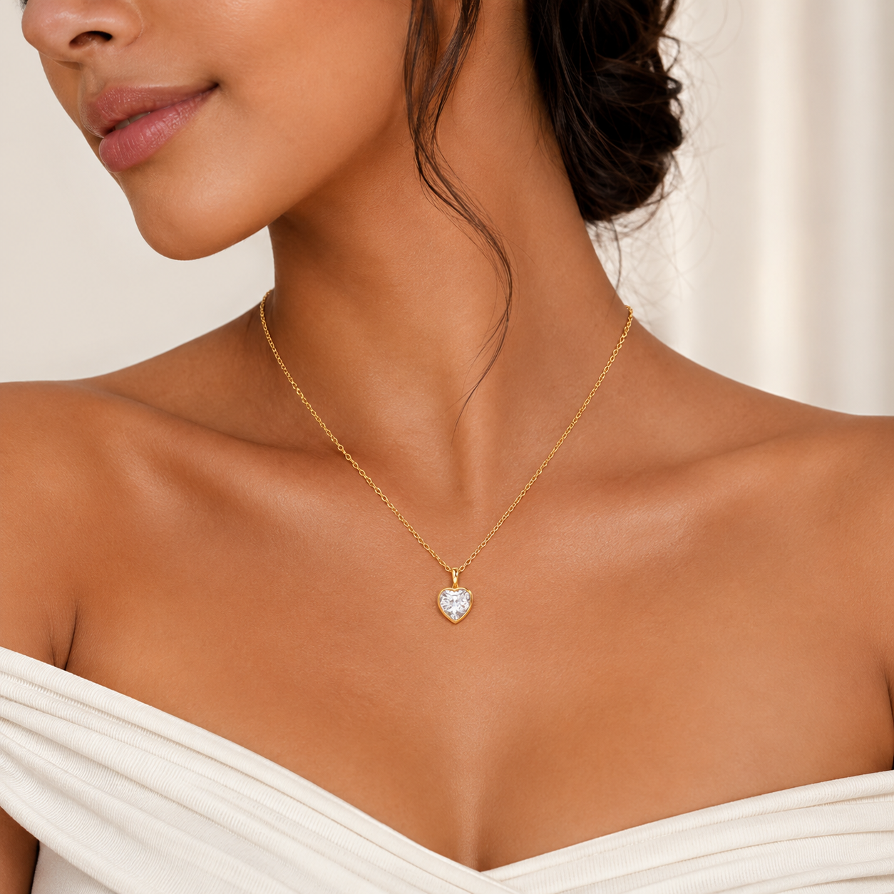 Collar de corazon bañado en oro con zirconita